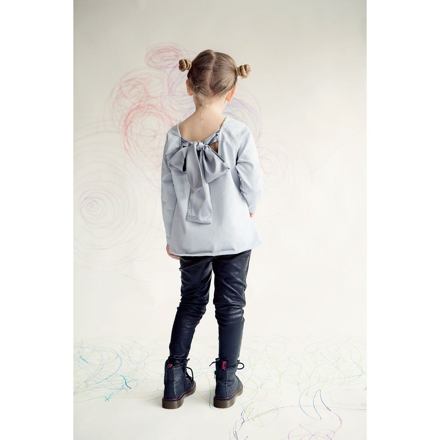 Casilda y Jimena - Girls Back Bow Sweater With Front Pocket, Grey