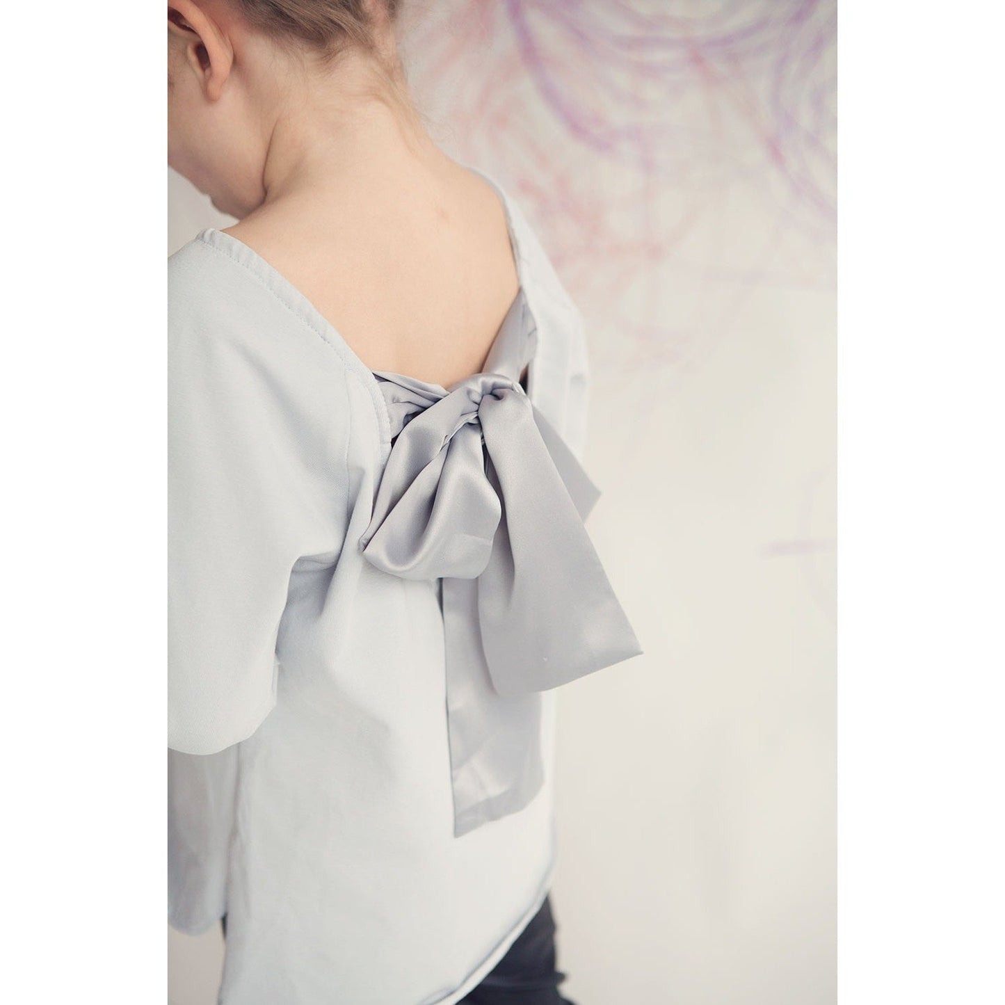 Casilda y Jimena - Girls Back Bow Sweater With Front Pocket, Grey